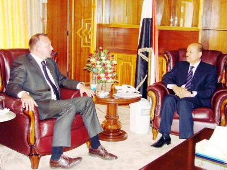 د. العليمي لدى لقائه رئيس بعثة اللجنة الدولية للصليب الأحمر / أمس